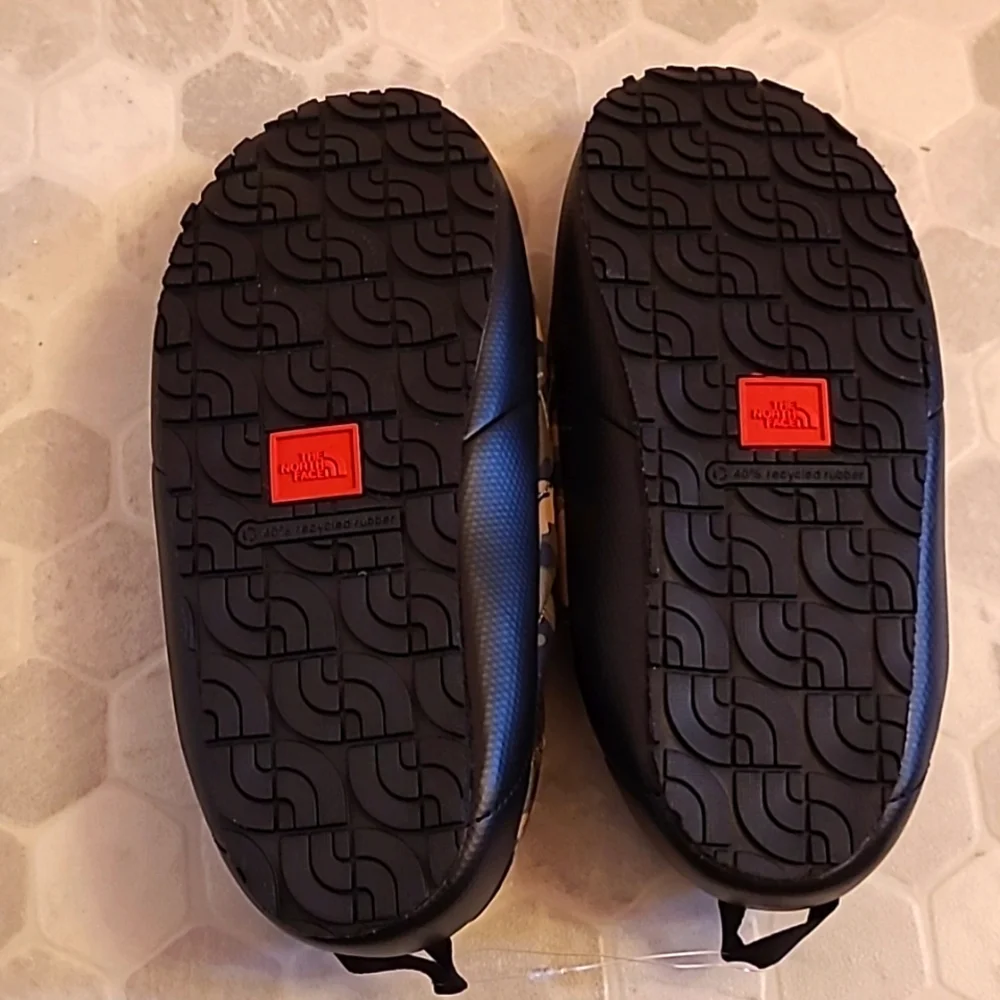 NWOT THE NORTH FACE camo thermoball traction mules